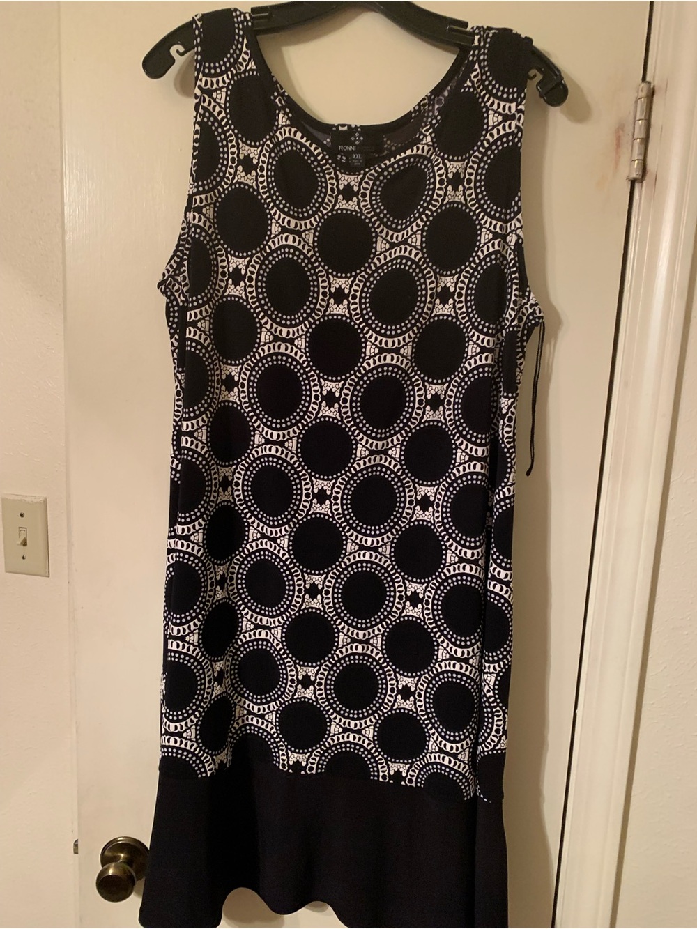 Ronni Nicole Black and White Sleeveless Circle Print Dress